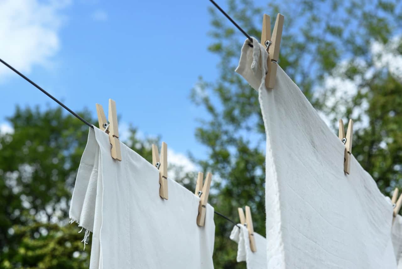 how to wash white clothes by hand